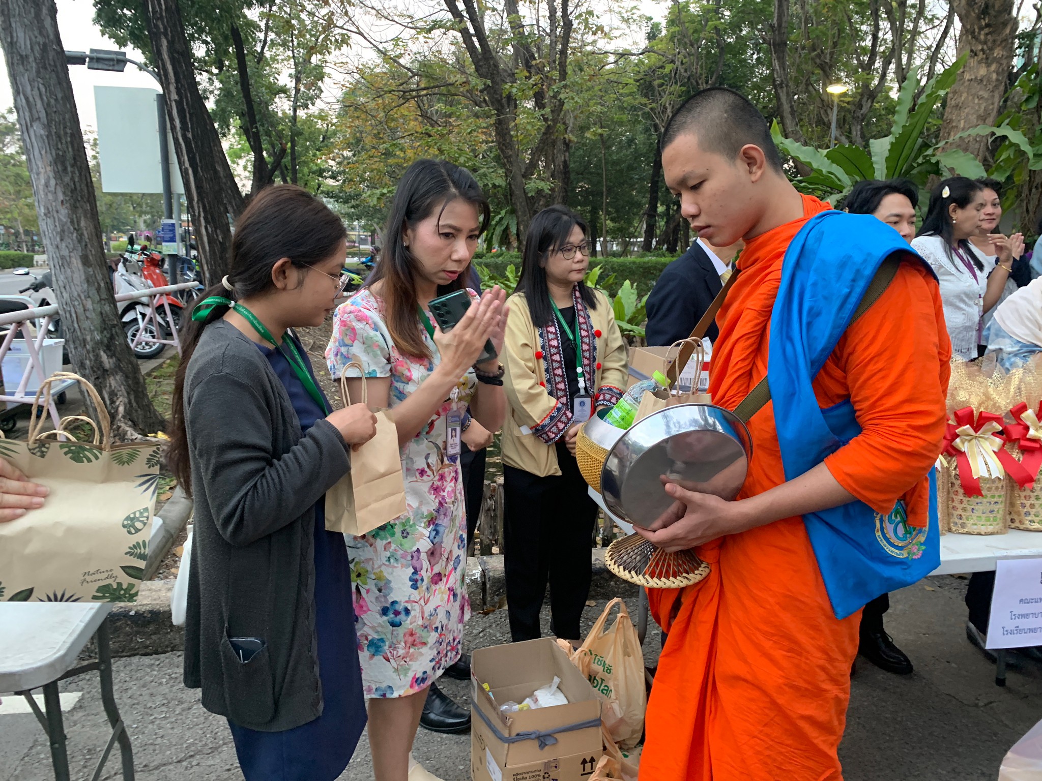 พิธีทำบุญตักบาตรพระสงฆ์และสามเณรเนื่องในศุภมงคลสมัยขึ้นปีใหม่ ปีพุทธศักราช 2568 พิธีทำบุญตักบาตรพระสงฆ์และสามเณรเนื่องในศุภมงคลสมัยขึ้นปีใหม่ ปีพุทธศักราช 2568