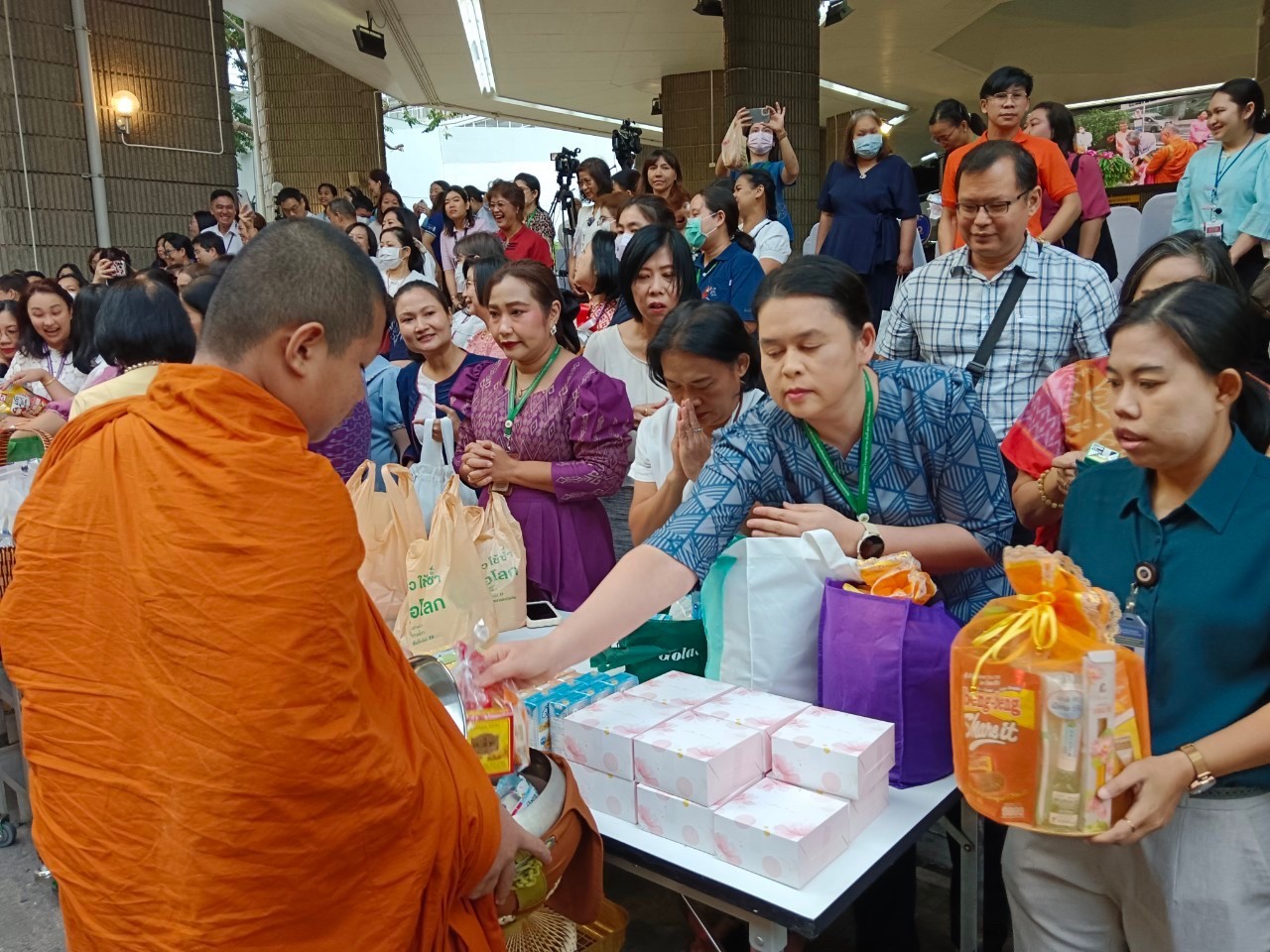 พิธีทำบุญตักบาตรเนื่องในโอกาสส่งท้ายปีเก่าต้อนรับปีใหม่ พ.ศ. 2568 พิธีทำบุญตักบาตรเนื่องในโอกาสส่งท้ายปีเก่าต้อนรับปีใหม่ พ.ศ. 2568