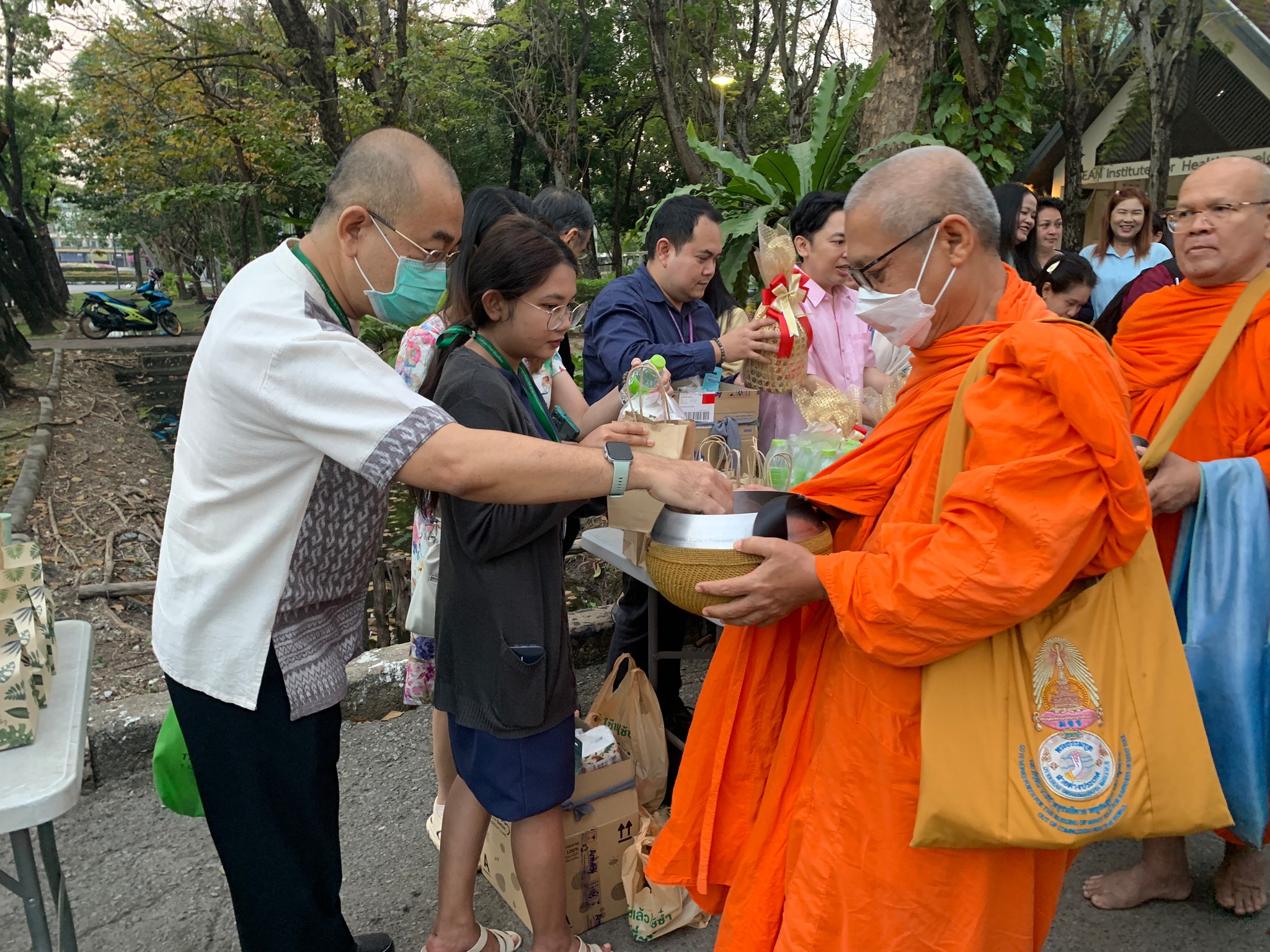 พิธีทำบุญตักบาตรพระสงฆ์และสามเณรเนื่องในศุภมงคลสมัยขึ้นปีใหม่ ปีพุทธศักราช 2568 พิธีทำบุญตักบาตรพระสงฆ์และสามเณรเนื่องในศุภมงคลสมัยขึ้นปีใหม่ ปีพุทธศักราช 2568