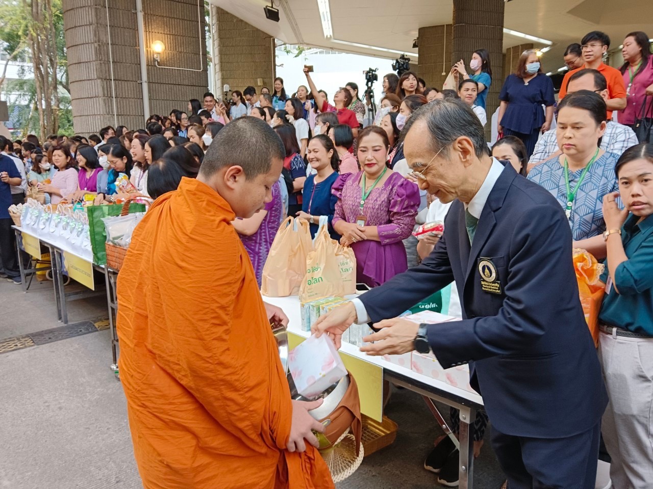 พิธีทำบุญตักบาตรเนื่องในโอกาสส่งท้ายปีเก่าต้อนรับปีใหม่ พ.ศ. 2568 พิธีทำบุญตักบาตรเนื่องในโอกาสส่งท้ายปีเก่าต้อนรับปีใหม่ พ.ศ. 2568