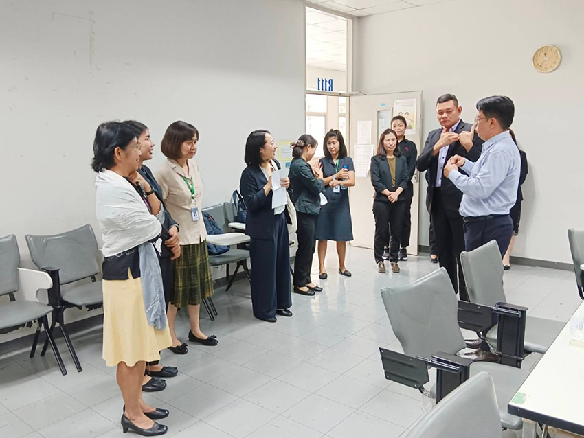 ต้อนรับ Ms. Ikumi Kawamata เจ้าหน้าที่ดูแลทุนสำหรับผู้พิการการได้ยินจาก Nippon Foundation ต้อนรับ Ms. Ikumi Kawamata เจ้าหน้าที่ดูแลทุนสำหรับผู้พิการการได้ยินจาก Nippon Foundation