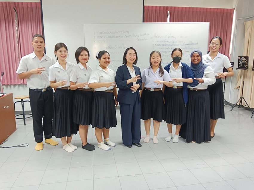 ต้อนรับ Ms. Ikumi Kawamata เจ้าหน้าที่ดูแลทุนสำหรับผู้พิการการได้ยินจาก Nippon Foundation ต้อนรับ Ms. Ikumi Kawamata เจ้าหน้าที่ดูแลทุนสำหรับผู้พิการการได้ยินจาก Nippon Foundation