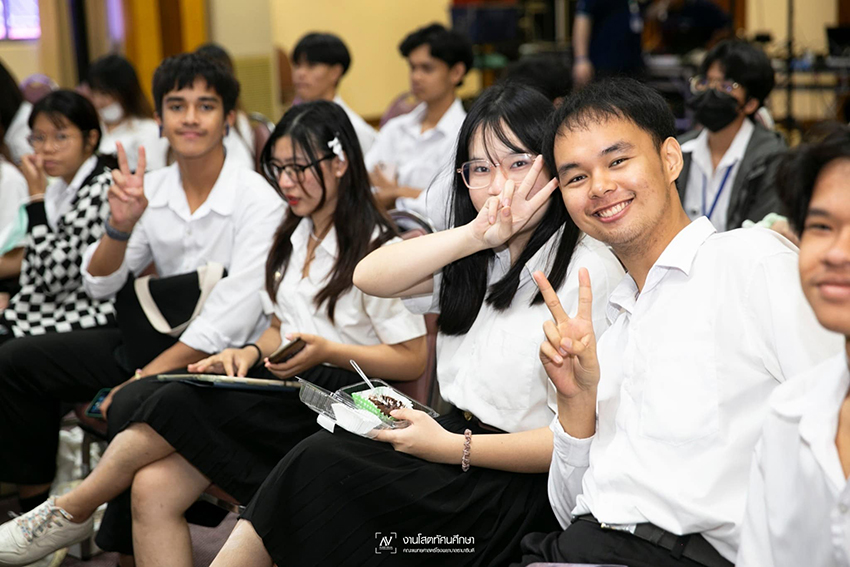ภาพกิจกรรมเนื่องในวันครู การเสวนาในหัวข้อ ฉันภูมิใจทีได้เป็นครู ภาพกิจกรรมเนื่องในวันครู การเสวนาในหัวข้อ ฉันภูมิใจทีได้เป็นครู