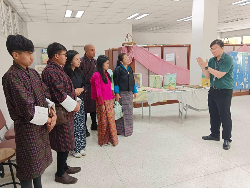 ต้อนรับคณะครูจาก Wangsel Institute for the Deaf สถาบันจัดการเรียนการสอนนักศึกษาหูหนวก สังกัดกระทรวงศึกษาธิการ รัฐบาลภูฏาน ต้อนรับคณะครูจาก Wangsel Institute for the Deaf สถาบันจัดการเรียนการสอนนักศึกษาหูหนวก สังกัดกระทรวงศึกษาธิการ รัฐบาลภูฏาน