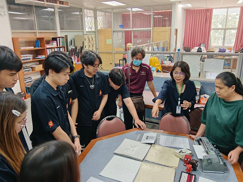 คณะวิศวกรรมศาสตร์ มหาวิทยาลัยมหิดล ในการเข้าเยี่ยมชมและศึกษาดูงานบริการวิชาการด้านคนพิการทางการเห็น และหน่วยเทคโนโลยีสิ่งอำนวยความสะดวกสำหรับคนพิการแล คณะวิศวกรรมศาสตร์ มหาวิทยาลัยมหิดล ในการเข้าเยี่ยมชมและศึกษาดูงานบริการวิชาการด้านคนพิการทางการเห็น และหน่วยเทคโนโลยีสิ่งอำนวยความสะดวกสำหรับคนพิการแล
