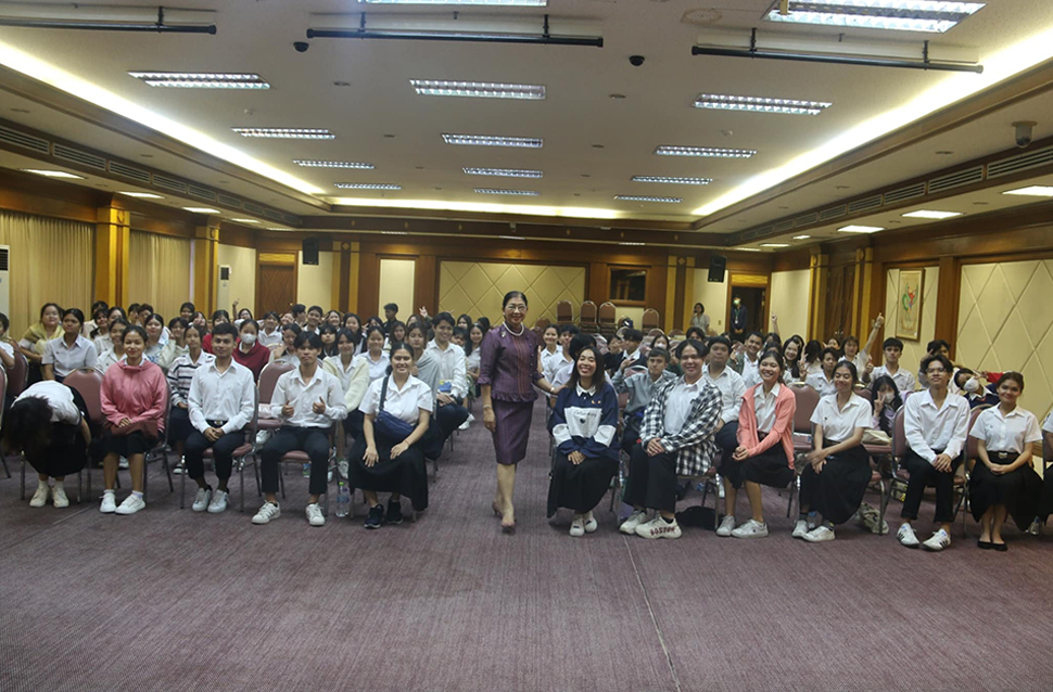 การพัฒนาบุคลิกภาพนักศึกษาครูก่อนฝึกประสบการณ์วิชาชีพระหว่างเรียน สำหรับนักศึกษาชั้นปีที่ 1 และปีที่ 3