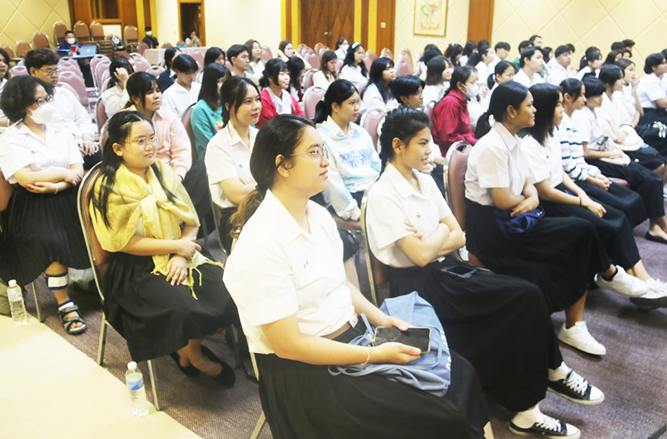 การพัฒนาบุคลิกภาพนักศึกษาครูก่อนฝึกประสบการณ์วิชาชีพระหว่างเรียน สำหรับนักศึกษาชั้นปีที่ 1 และปีที่ 3 การพัฒนาบุคลิกภาพนักศึกษาครูก่อนฝึกประสบการณ์วิชาชีพระหว่างเรียน สำหรับนักศึกษาชั้นปีที่ 1 และปีที่ 3