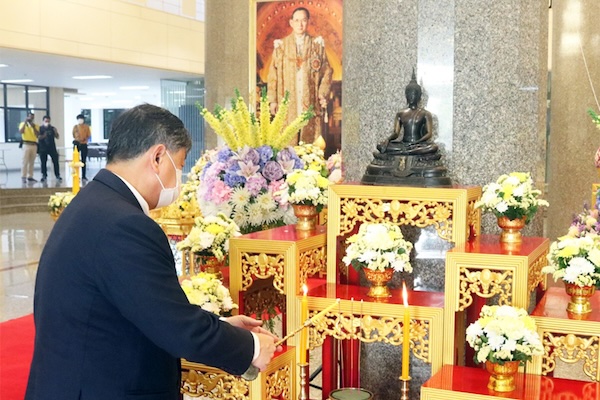 พิธีทำบุญตักบาตรบำเพ็ญกุศล ถวายเป็นพระราชกุศลและพิธีถวายราชสดุดีน้อมรำลึกในพระมหากรุณาธิคุณ พระบาทสมเด็จพระบรมชนกาธิเบศร มหาภูมิพลอดุลยเดชมหาราช บรมนาถบพิตร