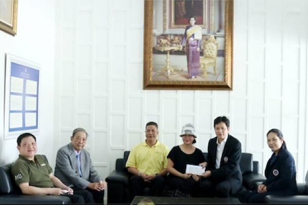 ศาสตราจารย์เกียรติคุณ นายแพทย์พูนพิศ อมาตยกุล เลขานุการมูลนิธิราชสุดา รับมอบเงินจากผู้แทนของ นาวาอากาศเอก(หญิง) ปราณี นิลณรงค์
