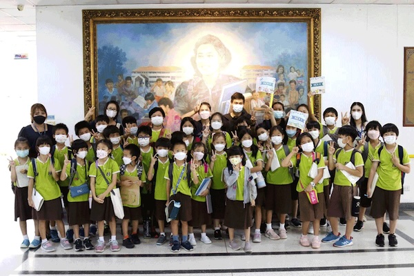 คณะนักเรียนในระดับชั้นประถมศึกษาปีที่ 1 – 6 ครู และผู้ปกครอง จากศูนย์การเรียนปฐมธรรม จังหวัดกรุงเทพมหานคร เข้าเยี่ยมชมและศึกษาดูงาน