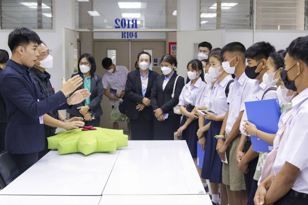 ต้อนรับคณะครู และนักเรียนจาก โรงเรียนโสตศึกษาจังหวัดสุรินทร์ เข้าศึกษาดูงาน ณ วิทยาลัยราชสุดาฯ