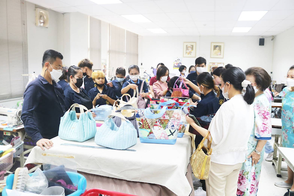 หลักสูตรศิลปศาสตรบัณฑิต นำเจ้าหน้าที่ และนักศึกษา วิชาเอกการออกแบบเชิงพาณิชย์ เข้าศึกษาดูงาน ณ มูลนิธิสายใจไทย