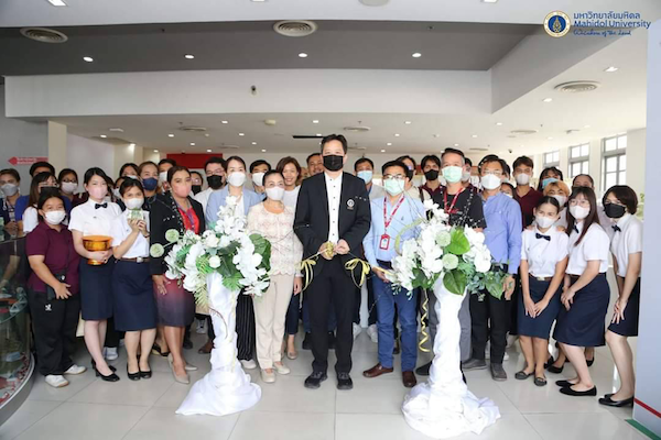 พิธีเปิดการแสดงผลงานออกแบบเชิงพาณิชย์ นักศึกษาหูหนวก หลักสูตรศิลปศาสตรบัณฑิต สาขาวิชาหูหนวกศึกษา วิทยาลัยราชสุดา มหาวิทยาลัยมหิดล นิทรรศการ "DE [AF] SIGN"