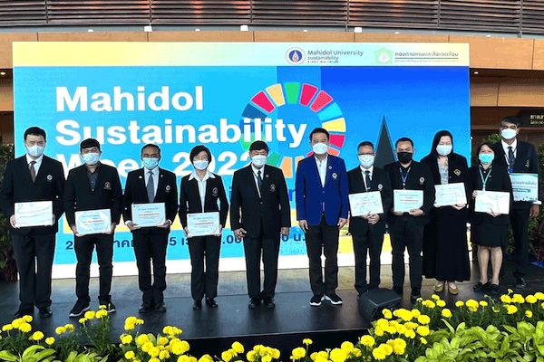 ผู้ช่วยศาสตราจารย์ ดร.ธีรศักดิ์ ศรีสุรกุล รักษาการแทนรองคณบดีฝ่ายบริหาร พร้อมด้วย นายชยพัทธ์ สมรูป รักษาการแทนหัวหน้างานกายภาพและสิ่งแวดล้อม เป็นผู้แทนเข้าร่วมงานและเข้ารับรางวัล MU Green Ranking 2021