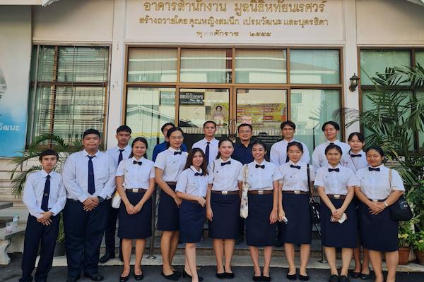อาจารย์นัทที ยูนิพันธ์ ประธานหลักสูตรศิลปศาสตรบัณฑิต สาขาวิชาหูหนวกศึกษา นำนักศึกษา ร่วมพิธีทำบุญครบรอบอายุวัฒนมงคล พระครูถาวรธรรมาภิมณฑ์ เจ้าอาวาสวัดหทัยนเศวร์ และพิธีมอบทุนการศึกษาสงเคราะห์
