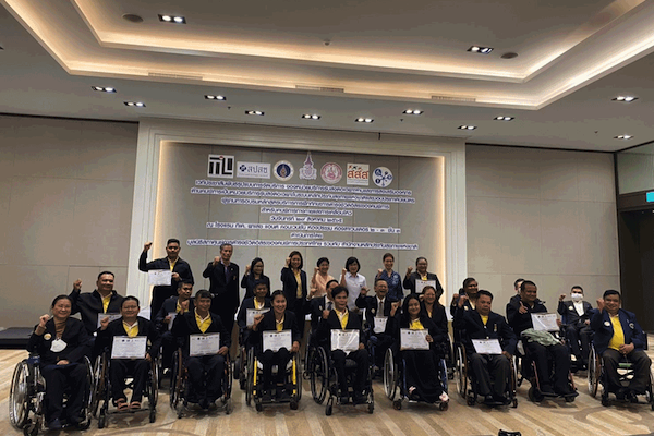 นางสาวธิดารัตน์ นงค์ทอง รักษาการแทนผู้ช่วยคณบดี ร่วมงานเวทีประชาสัมพันธ์รูปแบบการจัดการของหน่วยบริการรับส่งต่อเฉพาะด้าน และการส่งเสริมองค์กรด้านคนพิการ
