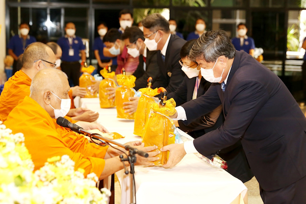 พิธีทำบุญตักบาตรข้าวสาร พระสงฆ์และสามเณรจำนวน 30 รูป เนื่องในวาระดิถีขึ้นปีใหม่ พ.ศ. 2566