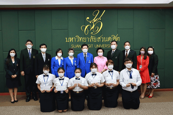พิธีมอบทุนการศึกษามูลนิธิช่วยนักเรียนที่ขาดแคลน ในพระบรมราชินูปถัมภ์ (ม.น.ข.)