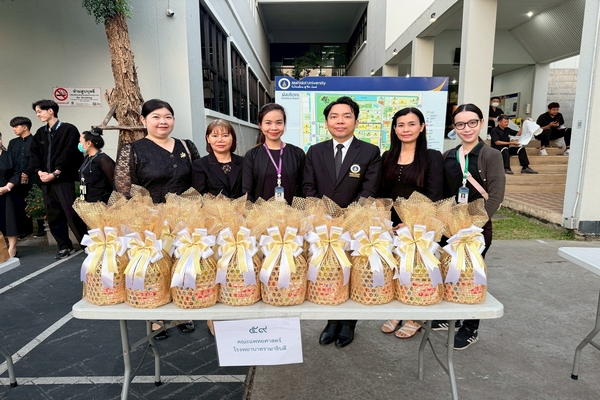 อาจารย์ ดร.สุนันทา ขลิบทอง ผู้ช่วยผู้อำนวยการด้านวิชาการและวิเทศสัมพันธ์ พร้อมด้วยบุคลากร สถาบันราชสุดา คณะแพทยศาสตร์โรงพยาบาลรามาธิบดี มหาวิทยาลัยมหิดล เข้าร่วมพิธีทำบุญตักบาตร เพื่อน้อมรำลึกในพระมหากรุณาธิคุณ พระบาทสมเด็จพระบรมชนกาธิเบศร มหาภูมิพลอดุลยเดชมหาราชบรมราถบพิตร เนื่องในโอกาสวันคล้ายวันพระบรมราชสมภพ วันชาติ และวันพ่อแห่งชาติ