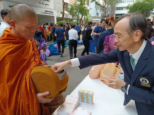 พิธีทำบุญตักบาตรพระสงฆ์เนื่องในโอกาสส่งท้ายปีเก่าต้อนรับปีใหม่ พ.ศ. 2568