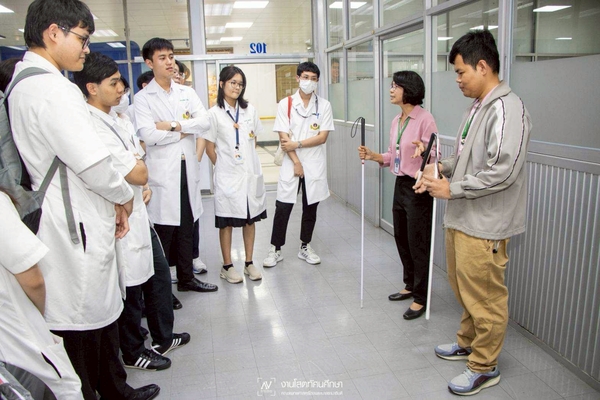 นักศึกษาแพทย์ชั้นปีที่ 4 จากภาควิชาจักษุวิทยา คณะแพทยศาสตร์โรงพยาบาลรามาธิบดี มหาวิทยาลัยมหิดล เข้าศึกษาดูงานงานบริการและพัฒนาคุณภาพชีวิตผู้พิการ นักศึกษาแพทย์ชั้นปีที่ 4 จากภาควิชาจักษุวิทยา คณะแพทยศาสตร์โรงพยาบาลรามาธิบดี มหาวิทยาลัยมหิดล เข้าศึกษาดูงานงานบริการและพัฒนาคุณภาพชีวิตผู้พิการ