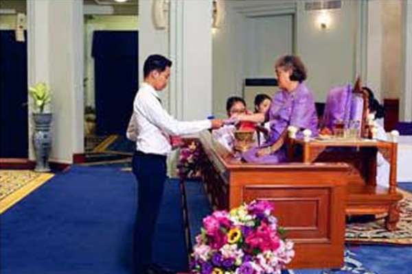ภาพหอพักภาพที่ 3 ภาพนายอนันต์ คำภิมาบุตร เข้ารับรางวัลพระราชทาน ปี 2558