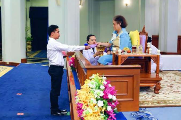 ภาพหอพักภาพที่ 1 ภาพนายวีระพล ปานพลอย เข้ารับรางวัลพระราชทาน ปี 2557