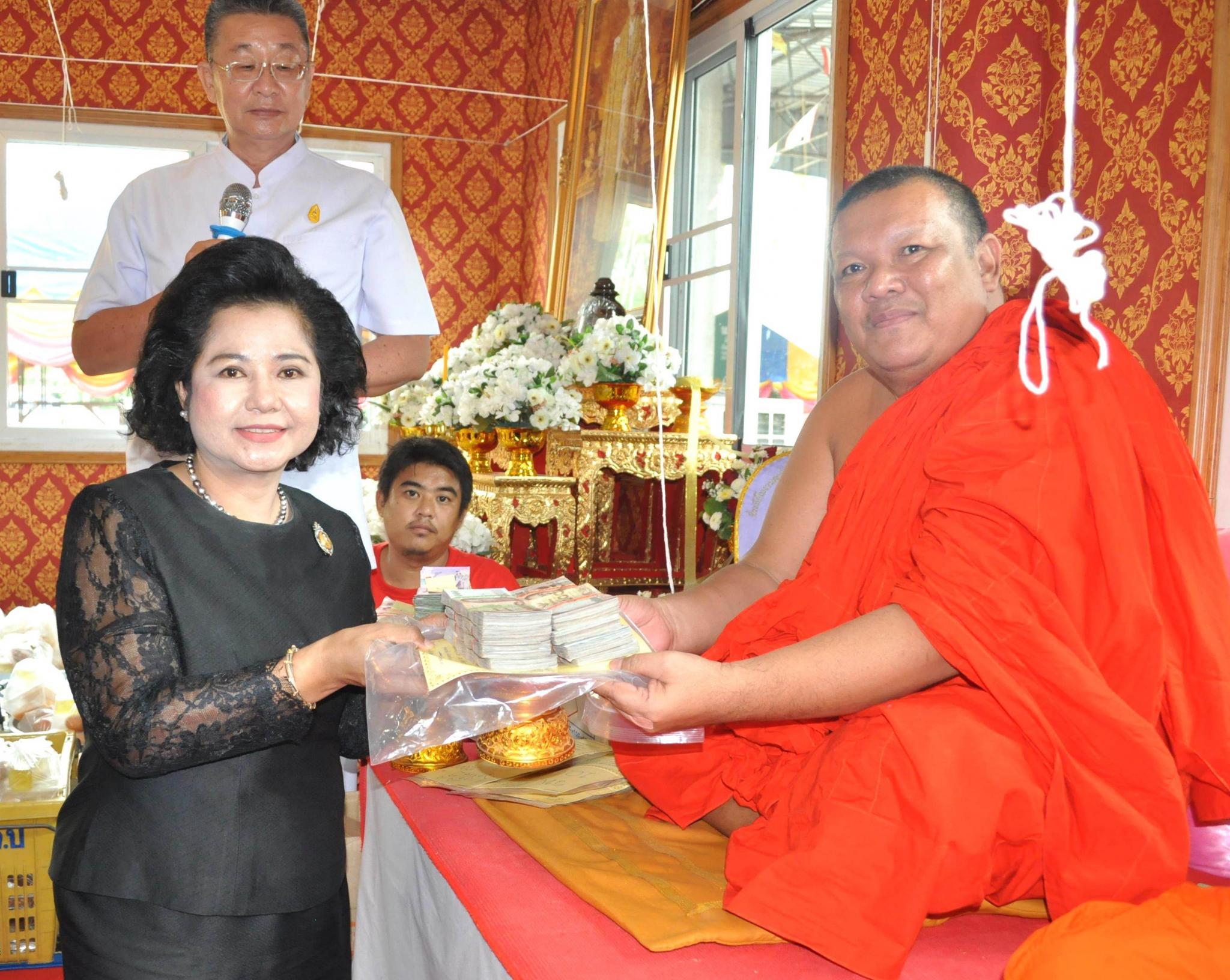 พระครูกิตติวราธร เจ้าคณะตำบลบางอ้อ เจ้าอาวาสวัดบางอ้อใน พร้อมคณะศิษยานุศิษย์ มอบเงินบริจาคสมทบทุนโครงการสถาบันการแพทย์จักรีนฤบดินทร์ พระครูกิตติวราธร เจ้าคณะตำบลบางอ้อ เจ้าอาวาสวัดบางอ้อใน พร้อมคณะศิษยานุศิษย์ มอบเงินบริจาคสมทบทุนโครงการสถาบันการแพทย์จักรีนฤบดินทร์