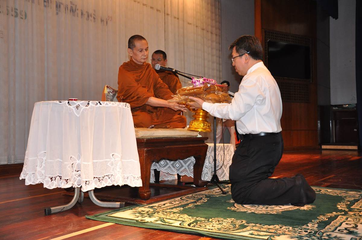 ธรรมบรรยายและทอดผ้าป่า