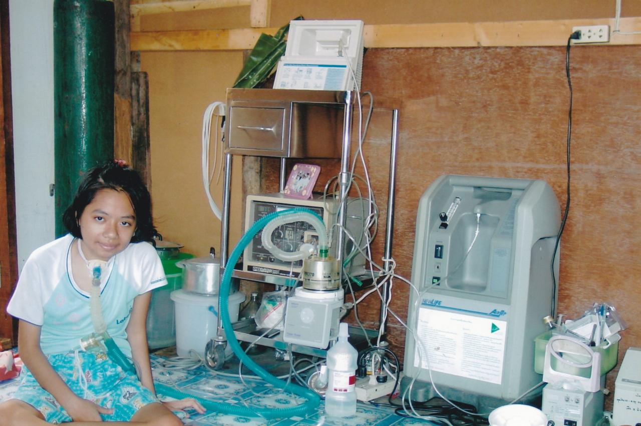 ภาพที่ 10   น้องโก๊ะ  ผู้ป่วยที่ฝึกใช้อุปกรณ์ และทำความสะอาดอุปกรณ์ได้ด้วยตัวเองจนสามารถกลับไปดูแลตัวเองที่บ้านได้