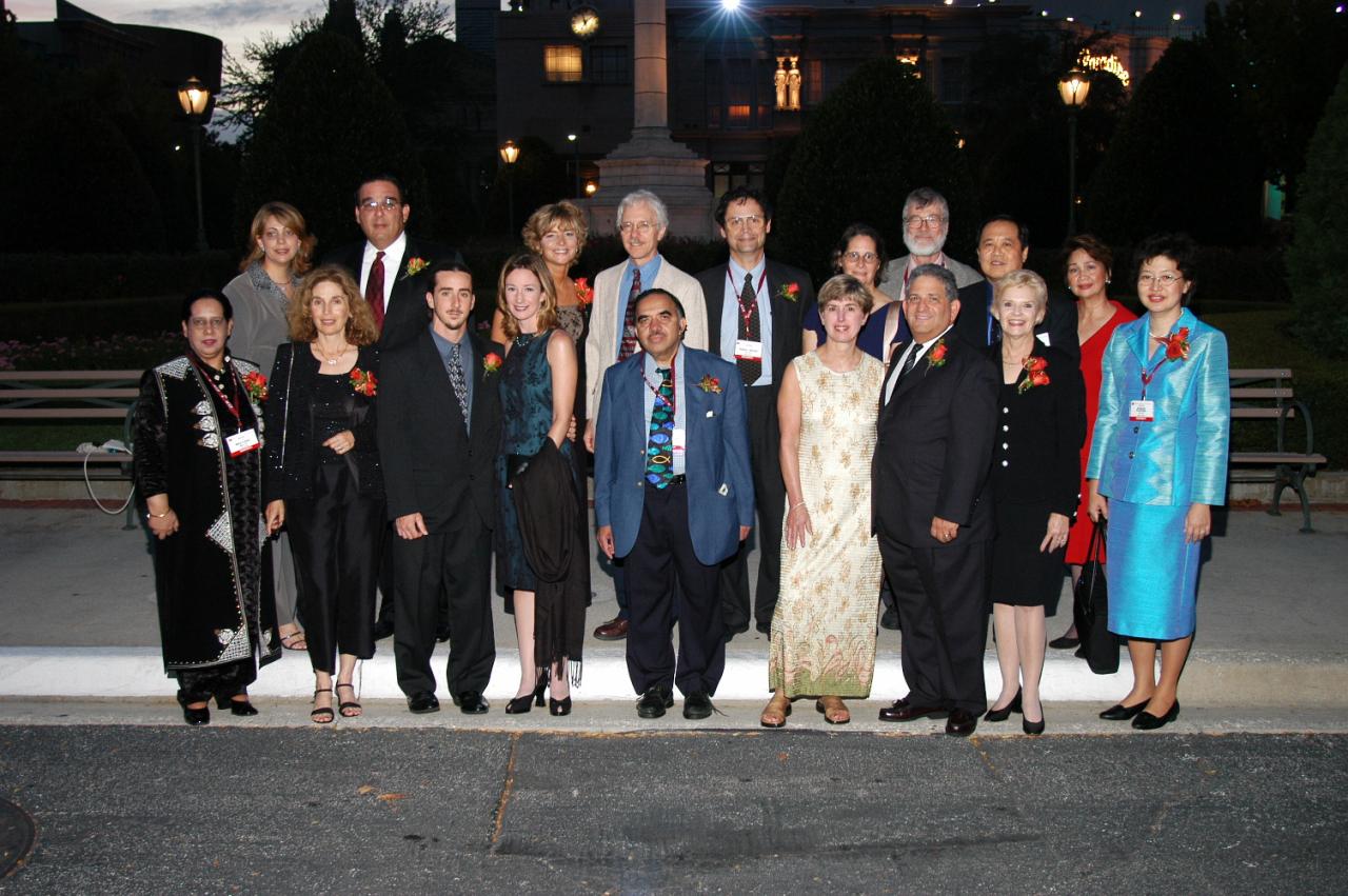 ภาพที่ 4   รับรางวัล Governors Community Service Award  จาก Professor Allen Goldberg  ที่สหรัฐอเมริกา