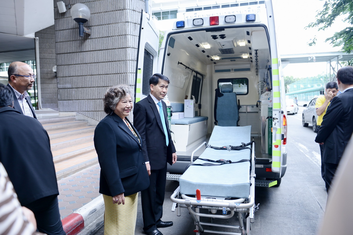 รับมอบ รถพยาบาลฉุกเฉิน ยี่ห้อ MERCEDES BENZ รุ่น 316CDI จากบริษัท เชส เอ็นเตอร์ไพรส์ (สยาม) จำกัด