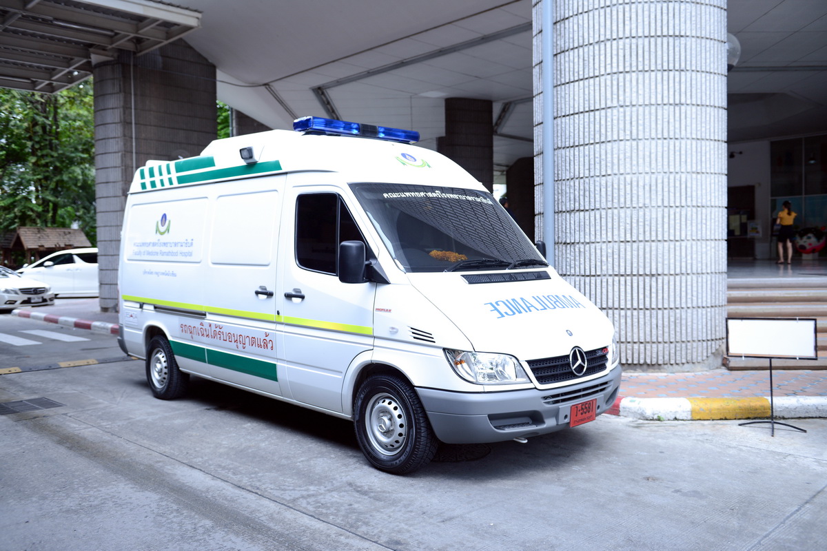 รับมอบ รถพยาบาลฉุกเฉิน ยี่ห้อ MERCEDES BENZ รุ่น 316CDI จากบริษัท เชส เอ็นเตอร์ไพรส์ (สยาม) จำกัด
