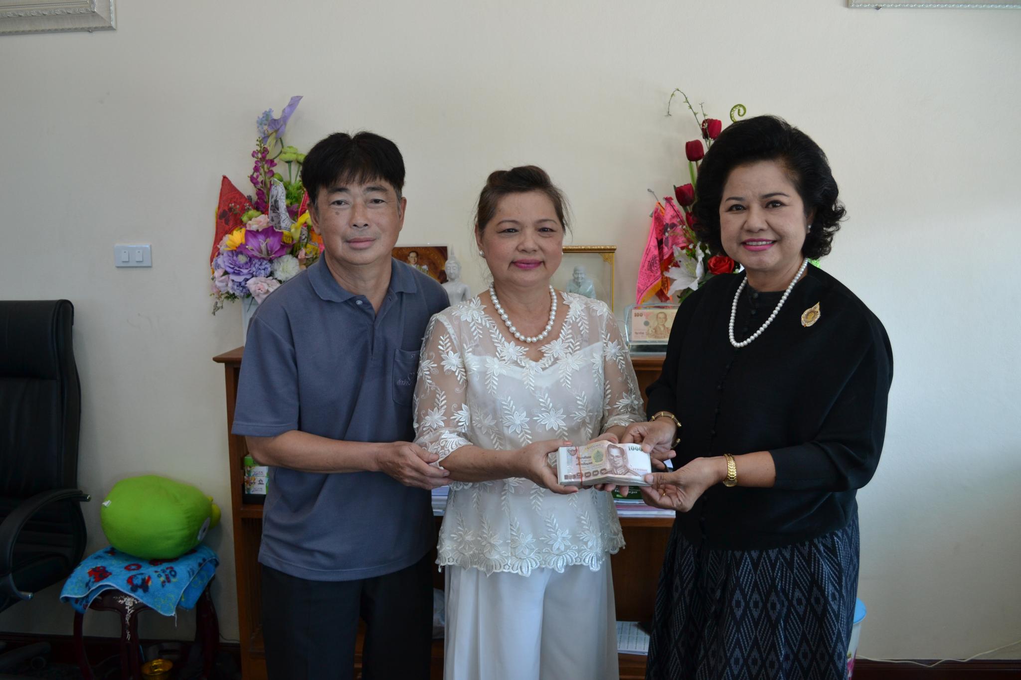 คุณสุเทพ-คุณลัดดา เตชพาหพงษ์ มอบเงินบริจาคสมทบทุนโครงการสถาบันการแพทย์จักรีนฤบดินทร์ร์