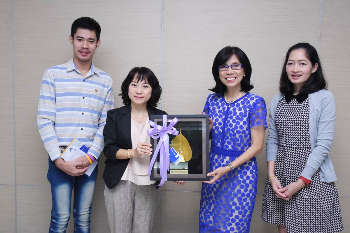 สมาคมส่งเสริมเทคโนโลยี (ไทย-ญี่ปุ่น) เข้ามอบของที่ระลึก