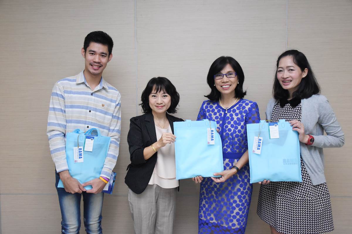 สมาคมส่งเสริมเทคโนโลยี (ไทย-ญี่ปุ่น) เข้ามอบของที่ระลึก