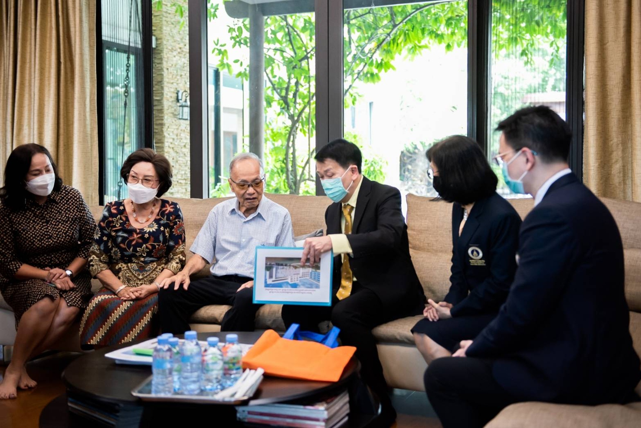 บริษัท ฮาตาริ อิเลคทริค จำกัด โดยคุณจุน - คุณสุนทรี วนวิทย์ และครอบครัว บริจาคเงินแก่มูลนิธิรามาธิบดีฯ บริษัท ฮาตาริ อิเลคทริค จำกัด โดยคุณจุน - คุณสุนทรี วนวิทย์ และครอบครัว บริจาคเงินแก่มูลนิธิรามาธิบดีฯ