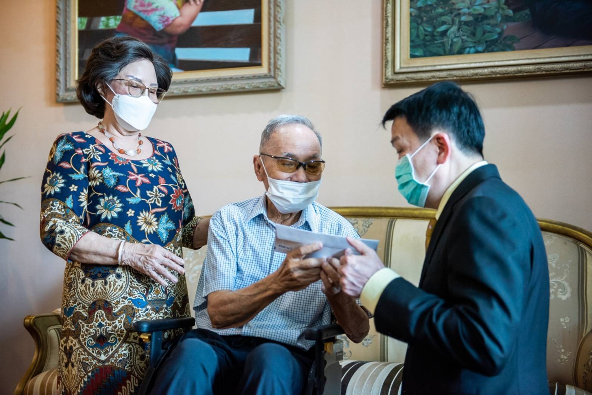 บริษัท ฮาตาริ อิเลคทริค จำกัด โดยคุณจุน - คุณสุนทรี วนวิทย์ และครอบครัว บริจาคเงินแก่มูลนิธิรามาธิบดีฯ บริษัท ฮาตาริ อิเลคทริค จำกัด โดยคุณจุน - คุณสุนทรี วนวิทย์ และครอบครัว บริจาคเงินแก่มูลนิธิรามาธิบดีฯ