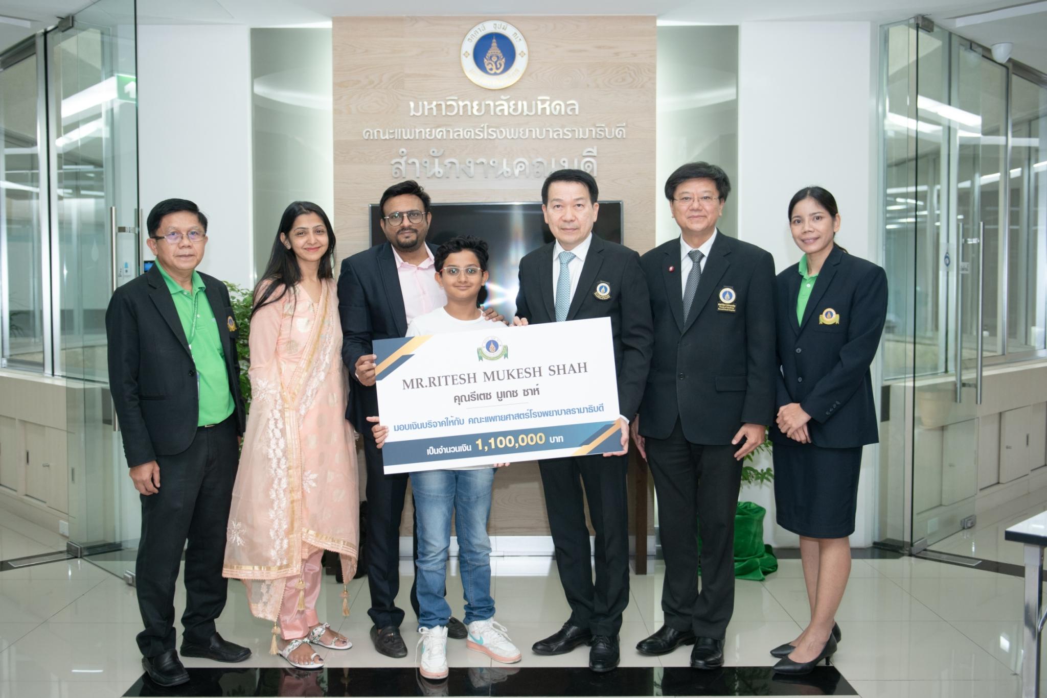รับมอบเงินบริจาค จำนวน 1,100,000 บาท แก่โรงพยาบาลรามาธิบดี เพื่อสมทบทุนการศึกษาและจัดซื้อเครื่องมือแพทย์ รับมอบเงินบริจาค จำนวน 1,100,000 บาท แก่โรงพยาบาลรามาธิบดี เพื่อสมทบทุนการศึกษาและจัดซื้อเครื่องมือแพทย์