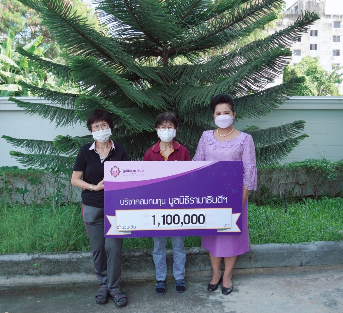 ครอบครัวชวลิตวรกุล บริจาคเงินแก่มูลนิธิรามาธิบดีฯ ครอบครัวชวลิตวรกุล บริจาคเงินแก่มูลนิธิรามาธิบดีฯ