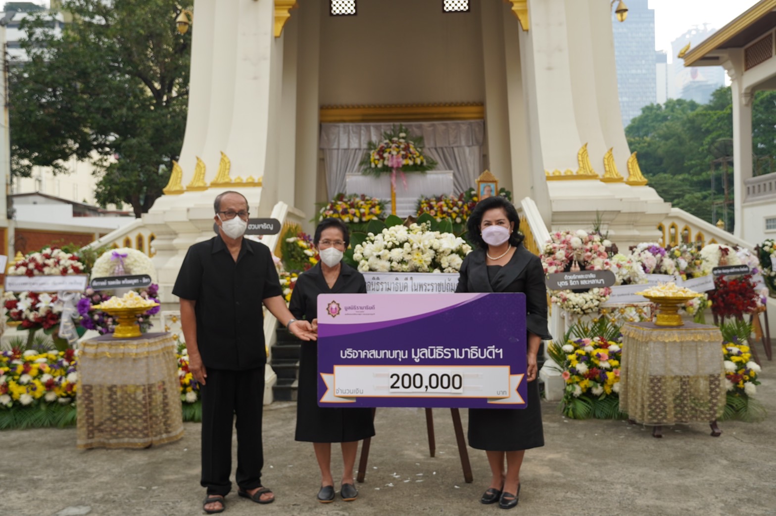 คุณเพ็ญพันธุ์ ยี่สุ่นหลวง และครอบครัว บริจาคเงินแก่มูลนิธิรามาธิบดีฯ คุณเพ็ญพันธุ์ ยี่สุ่นหลวง และครอบครัว บริจาคเงินแก่มูลนิธิรามาธิบดีฯ