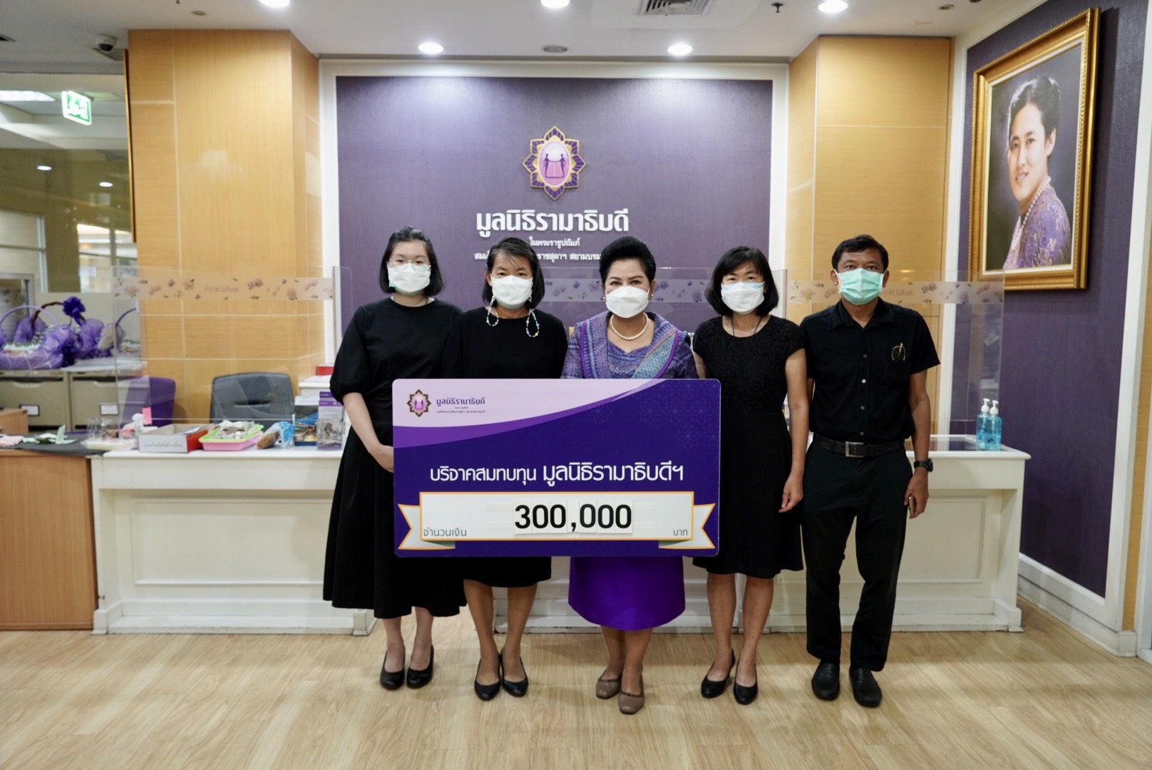 คุณเพชรา ลิมป์ชวลิต บริจาคเงินแก่มูลนิธิรามาธิบดีฯ คุณเพชรา ลิมป์ชวลิต บริจาคเงินแก่มูลนิธิรามาธิบดีฯ