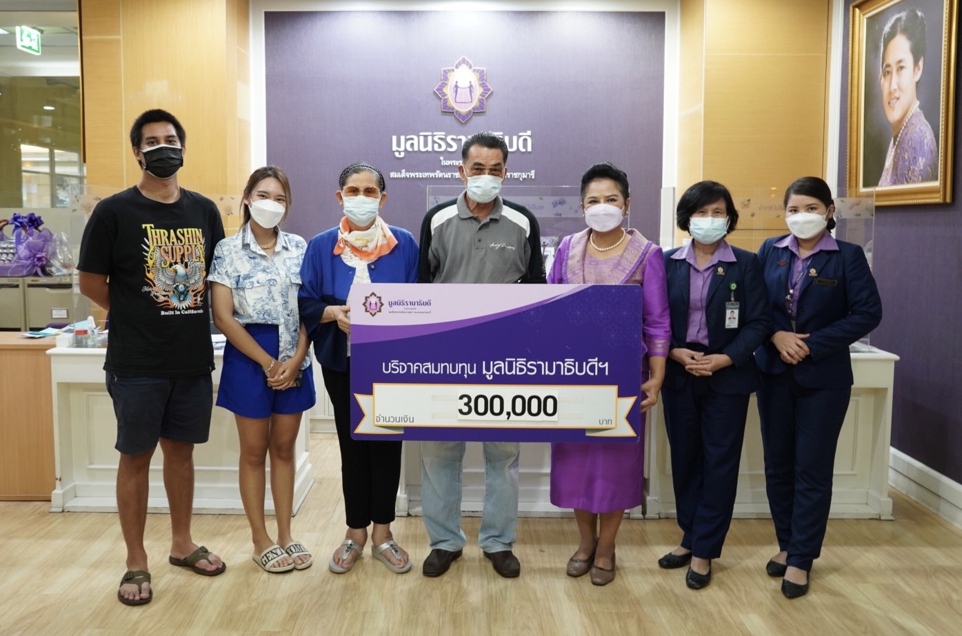คุณภาวนา มณีขาว และครอบครัว บริจาคเงินแก่มูลนิธิรามาธิบดีฯ คุณภาวนา มณีขาว และครอบครัว บริจาคเงินแก่มูลนิธิรามาธิบดีฯ