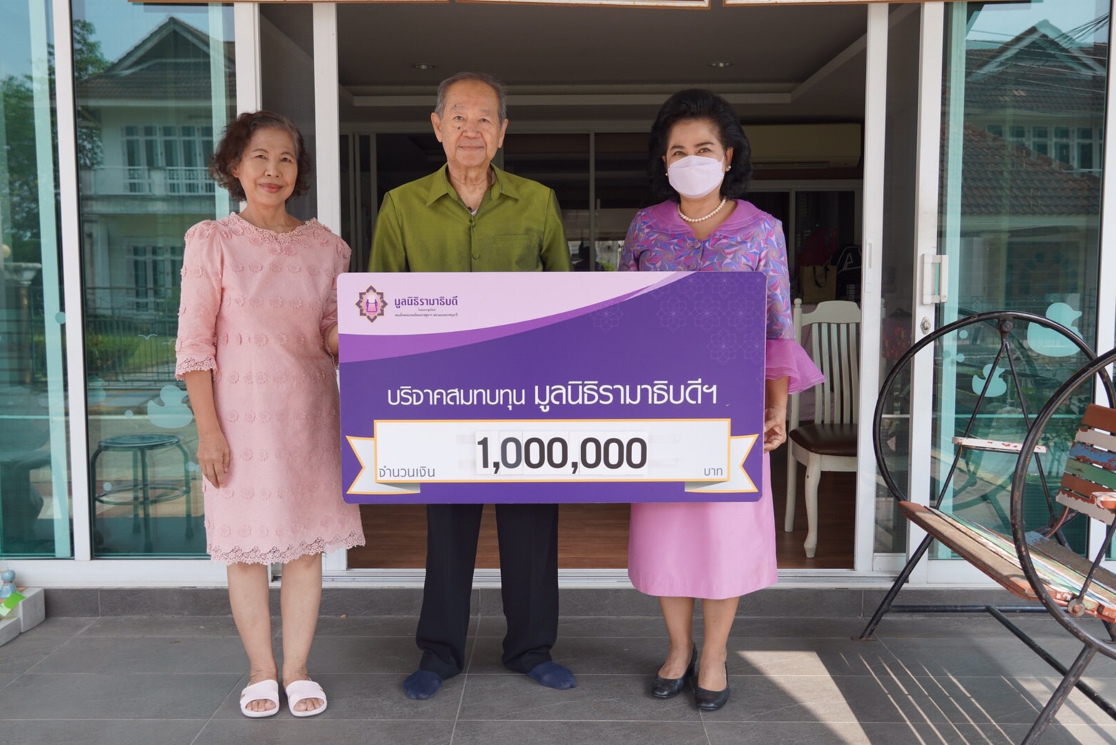 คุณประดิษฐ์-คุณบุษบา เลิศรัตนานนท์ บริจาคเงินแก่มูลนิธิรามาธิบดีฯ คุณประดิษฐ์-คุณบุษบา เลิศรัตนานนท์ บริจาคเงินแก่มูลนิธิรามาธิบดีฯ