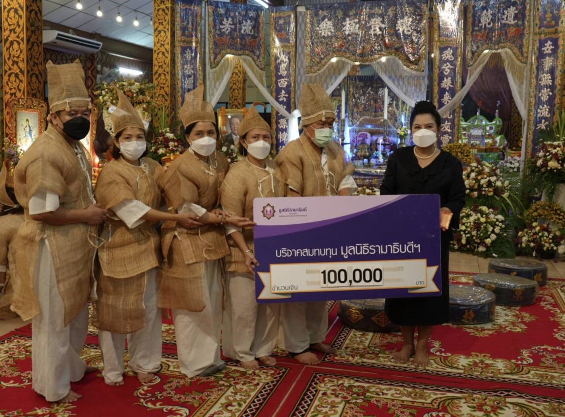 คุณลมูล กาญจนกันติกะ และครอบครัว บริจาคเงินแก่มูลนิธิรามาธิบดีฯ คุณลมูล กาญจนกันติกะ และครอบครัว บริจาคเงินแก่มูลนิธิรามาธิบดีฯ