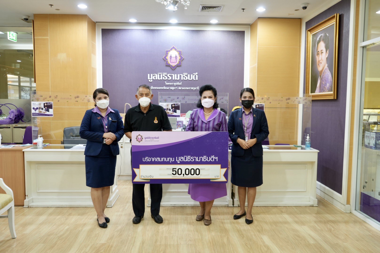 คุณสถาพร สันติบุตร และครอบครัว บริจาคเงินแก่มูลนิธิรามาธิบดีฯ คุณสถาพร สันติบุตร และครอบครัว บริจาคเงินแก่มูลนิธิรามาธิบดีฯ