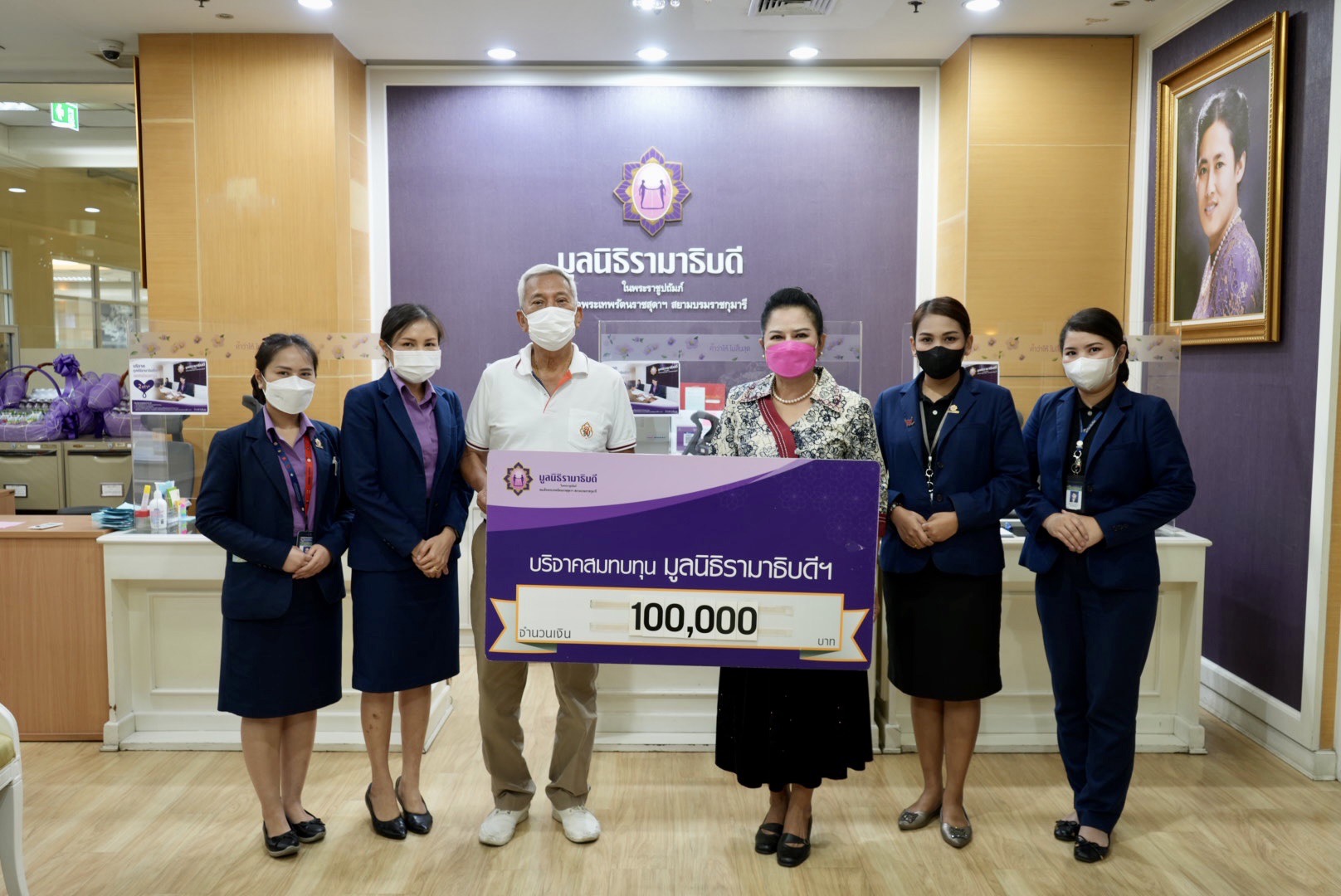 คุณอภัย จันทนะจุลกะ บริจาคเงินแก่มูลนิธิรามาธิบดีฯ