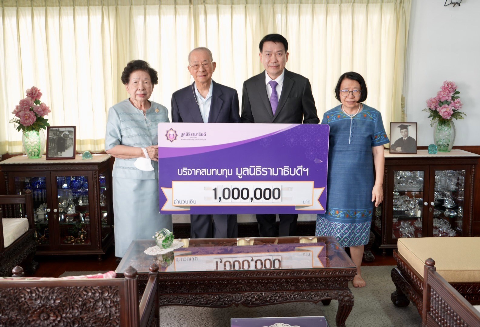 ร.ท.ชนินทร์-คุณจณา วรรณดิษฐ์ และครอบครัว บริจาคเงินแก่มูลนิธิรามาธิบดีฯ ร.ท.ชนินทร์-คุณจณา วรรณดิษฐ์ และครอบครัว บริจาคเงินแก่มูลนิธิรามาธิบดีฯ