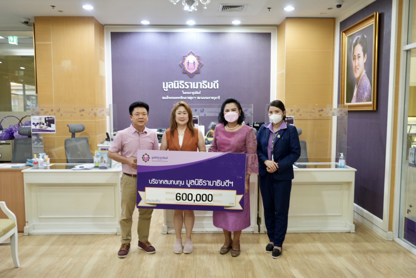 คุณวารี ศุภนิมิตวาสนา และครอบครัว บริจาคเงินแก่มูลนิธิรามาธิบดีฯ คุณวารี ศุภนิมิตวาสนา และครอบครัว บริจาคเงินแก่มูลนิธิรามาธิบดีฯ