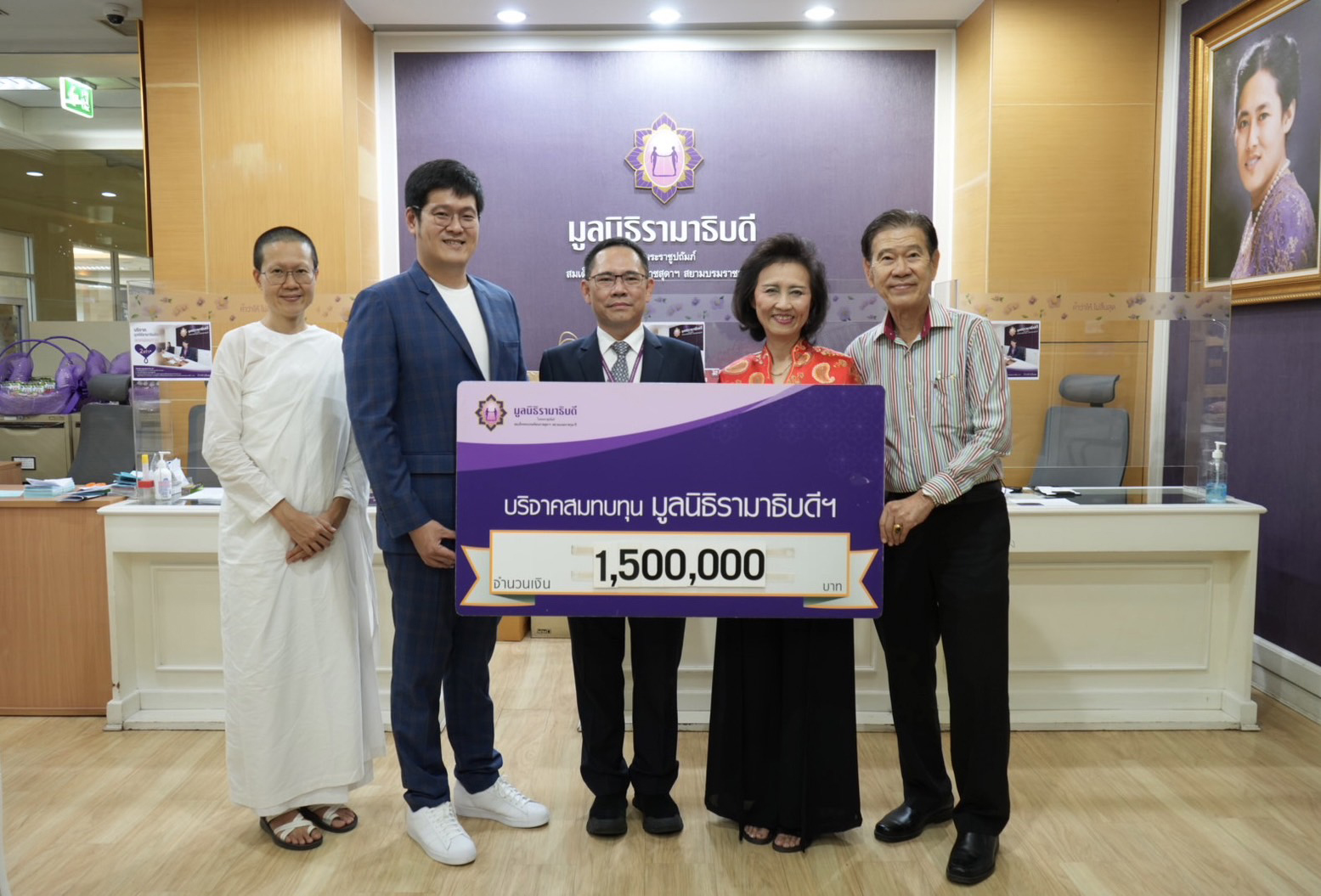 คุณพริ้งเพรา โตกะคุณะ และครอบครัว บริจาคเงินแก่มูลนิธิรามาธิบดีฯ คุณพริ้งเพรา โตกะคุณะ และครอบครัว บริจาคเงินแก่มูลนิธิรามาธิบดีฯ
